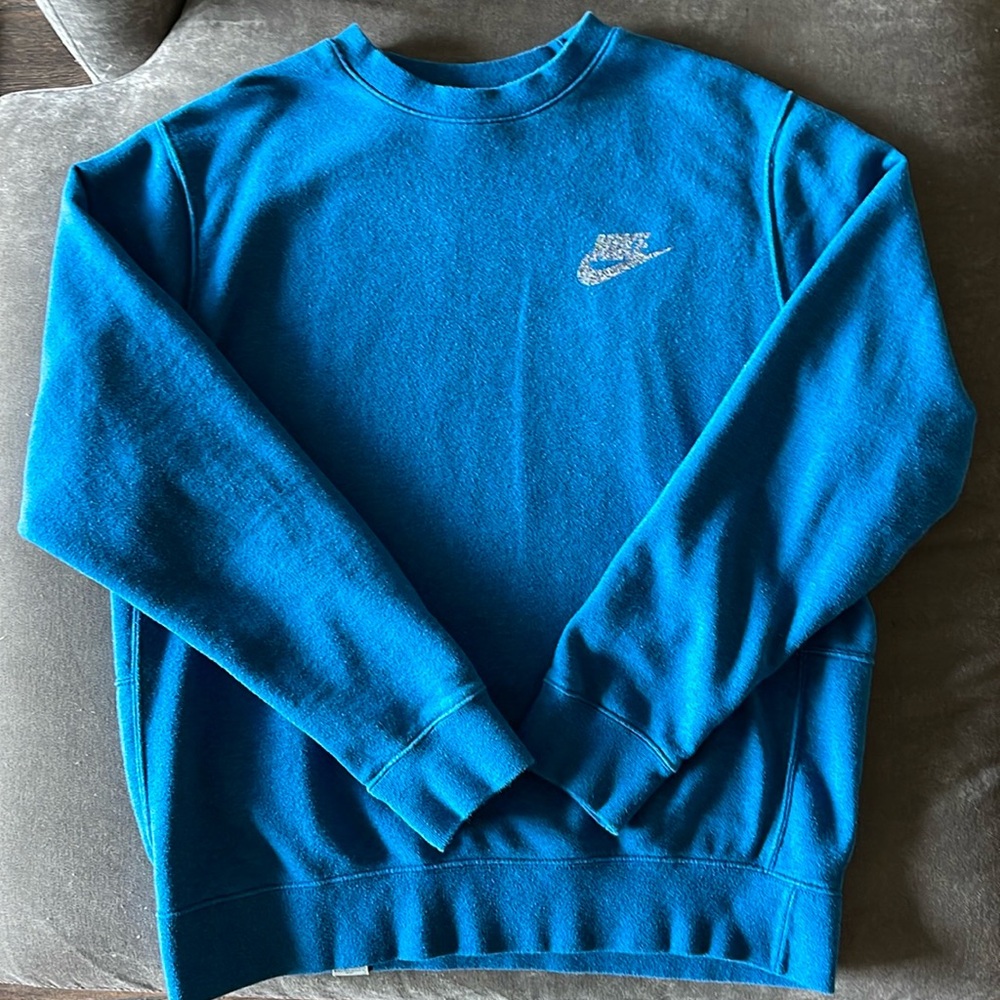 Nike sweatshirt in size Medium. Excellent condition!!
